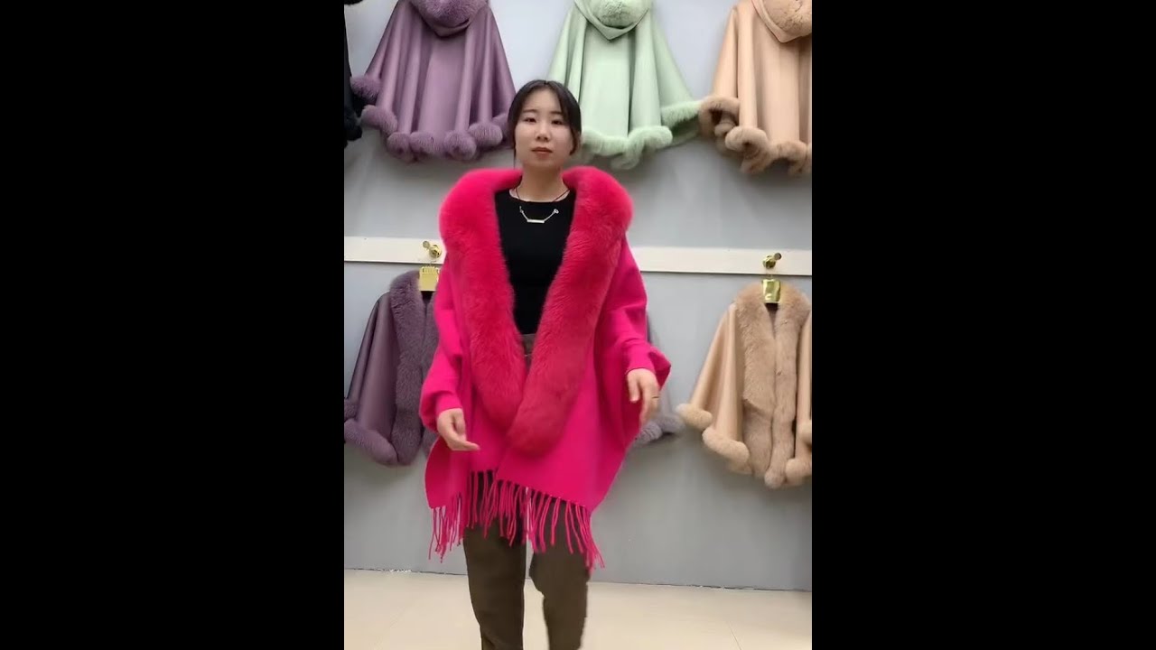 pure color cape with same color fox fur trim