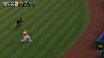 DET@OAK: Vogt slides, makes fine catch in foul ground
