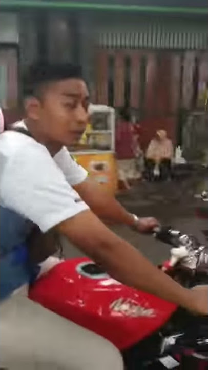 Cowok manis bonceng boneka pakek ninja