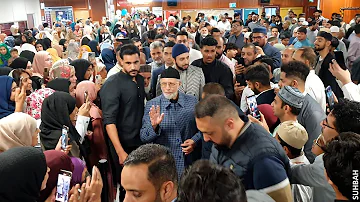 Dr Tahir-ul-Qadri entering Minhaj ul Quran International London