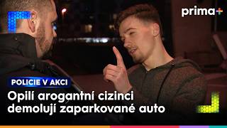Mladíci demolují zaparkované auto na ulici | Policie v akci