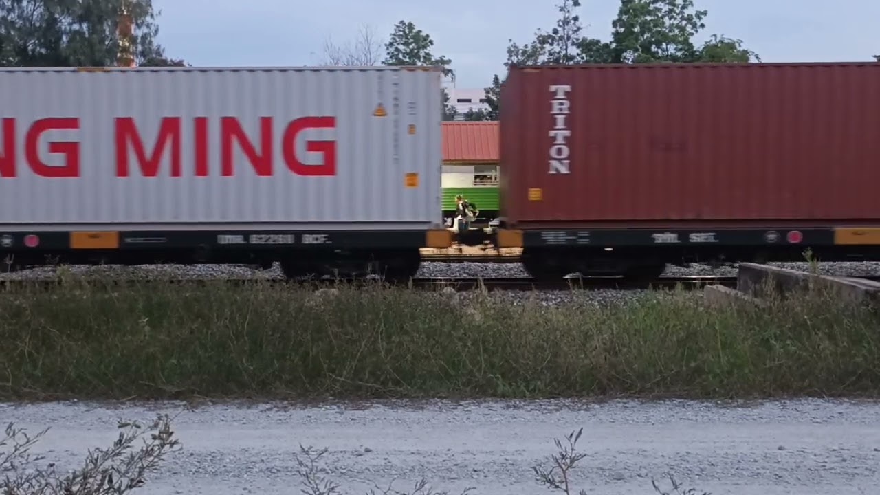 ขบวนรถสินค้าและขบวนรถชานเมืองที่ 371 ผ่านและเข้าจอดป้ายหยุดรถพระจอมเกล้าถึงตามลำดับ