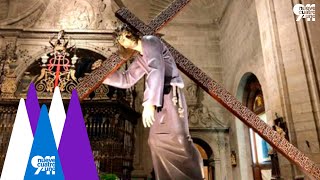 La difícil salida del Nazareno en la iglesia de Santiago