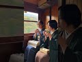 昭和28年、蒸気機関車の中でおにぎりを食べる2人の女性 #昭和
