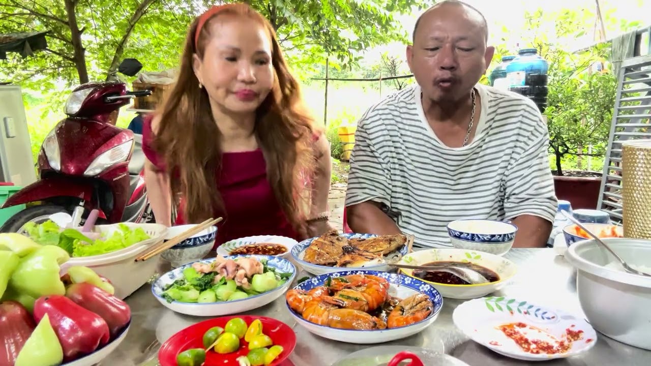 Mời cả nhà ăn cơm tôm rim cá chiên cải xào mực 