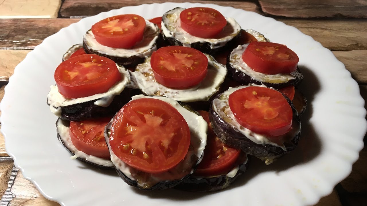 Баклажаны с чесноком и майонезом жарен. Баклажаны жареные кружочками с чесноком и помидорами. Баклажаны жареные на сковороде с чесноком и помидорами. Баклажаны кружочками с помидорами и чесноком. Баклажаны жареные с чесноком и майонезом и помидорами.