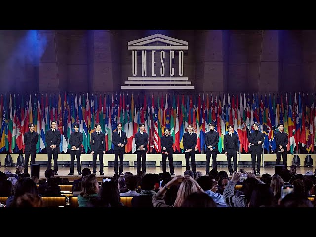 SEVENTEEN UNESCO performance - World, Darling, Headliner, God of music, Together (English ver) class=