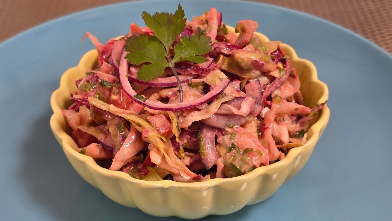Ensalada fresca y saludable con aderezo cremoso de yogur griego | Fácil y rápida