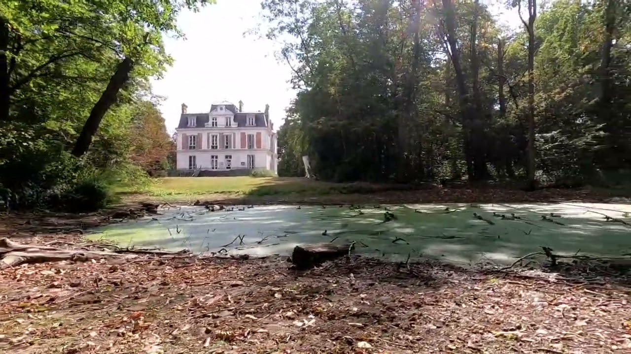 Le parc Pierre a Saint Geneviève des bois en Essonne  filmé le  17 Août 2022