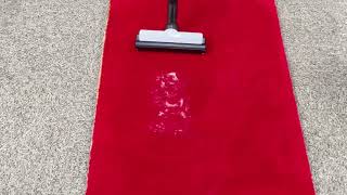 日立すごかるスティックでカーペットのゴミを吸い取る