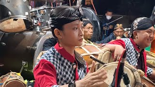 The drum beats are so good and tight!! Firda Aprini ft. Ebeg Pandansari
