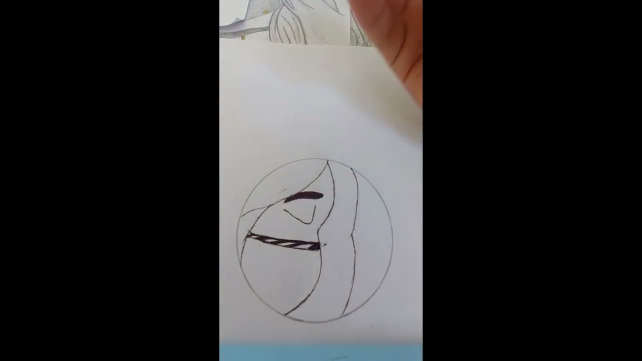 Yalangoch rus modellari U qollari bilan eshagini yoydi