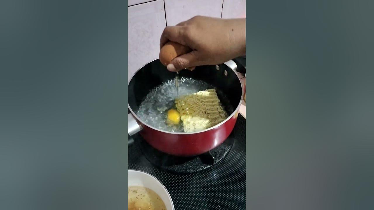Indomie rebus pakai telur 😁😍