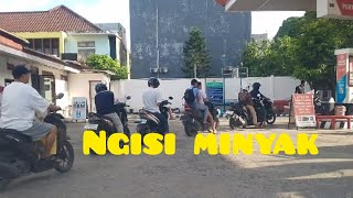 Mengisi minyak mobil @Zira3anakku 