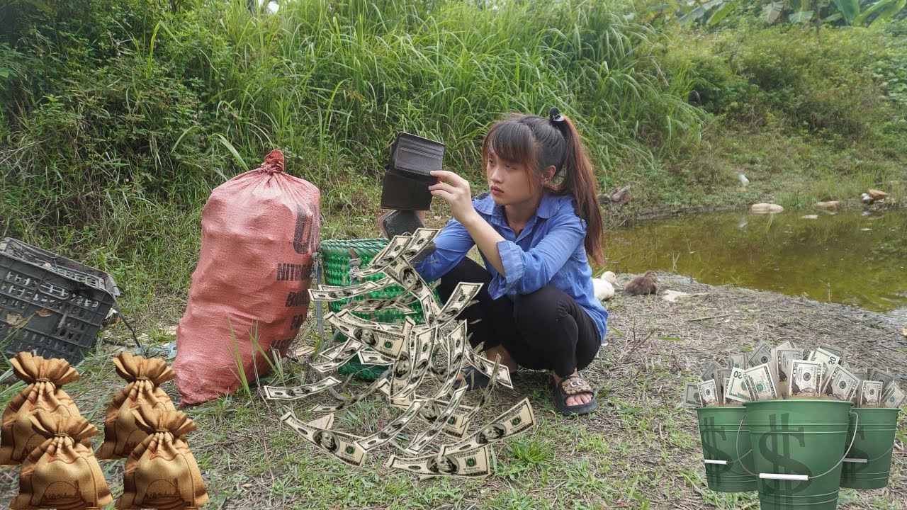 Single mother collects scrap - finds a lot of money in a wallet that someone dropped in the landfill