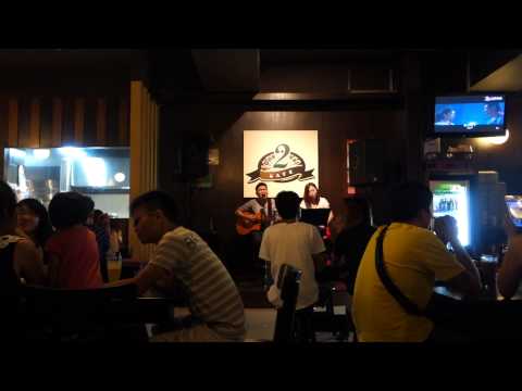 爱是你眼里的一首歌 Ai Shi Ni Yan Li De Yi Shou Ge by live band @ Mount Austin One Two Eat Cafe, Johor Bahru