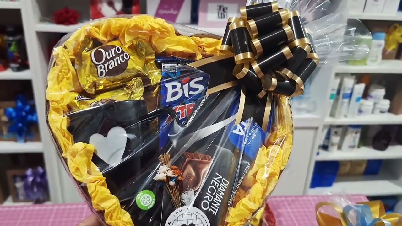 Idéias de kits presentes com chocolate nas caixas de coração microondulado