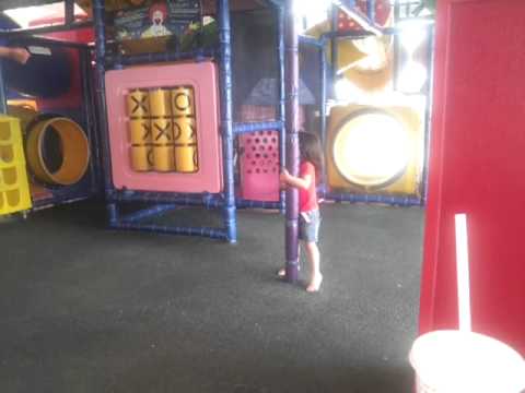 2012-05-19 Valeria en McDonald's
