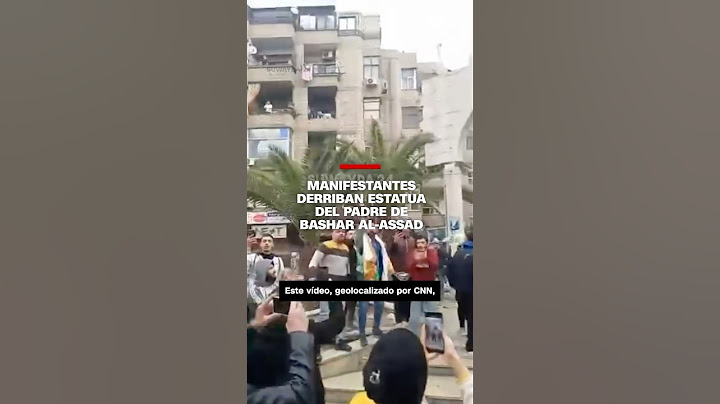 Manifestantes derriban estatua del padre de Bashar al-Assad