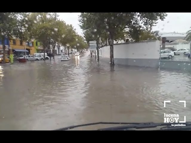 La borrasca deja unos 45 l/m2 en Lucena.  La tormenta anega el puente de Cabra