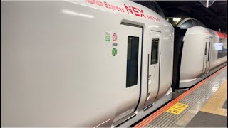 【NEX旧塗装併結運転ラストラン】E259系ｸﾗNe022編成＋ｸﾗNe021編成がミュージックホーンを鳴らして大船駅7番線を発車するシーン（2024.2.12.19:48）