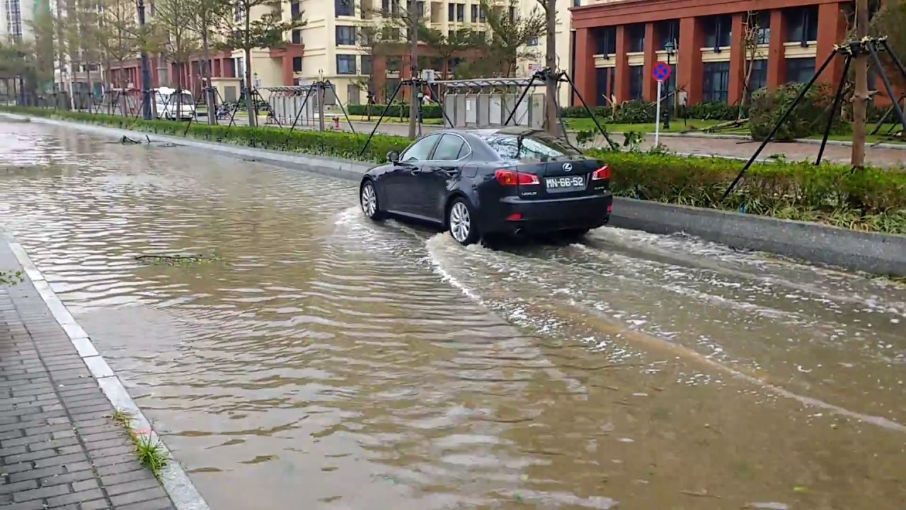 Typhoon Hato-Lexus drives through flood in Macau