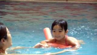 31mons old girl swimming 2010_0801.AVI