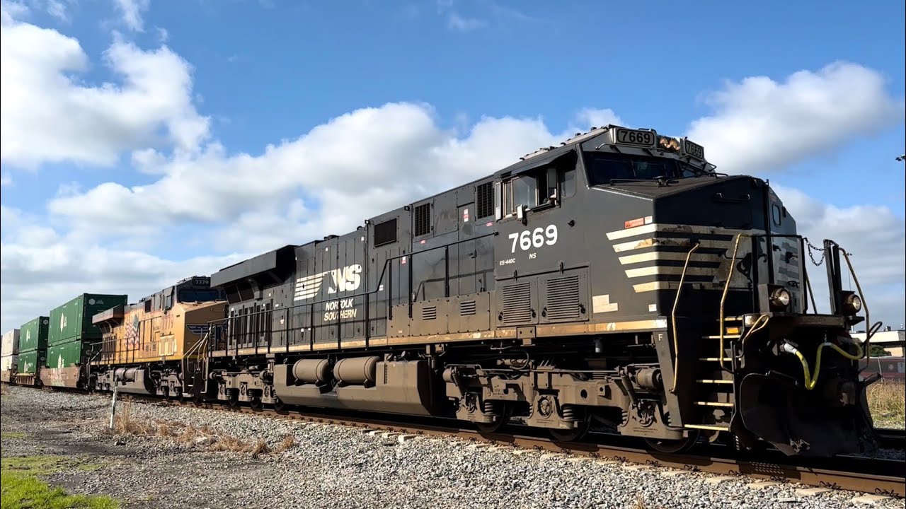 Norfolk Southern ES44DC 7669 Leads NS 249 Near Downtown Jax - YouTube