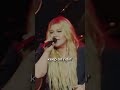 Kelly Clarkson performs "red flag collector" for the FIRST TIME 🚩