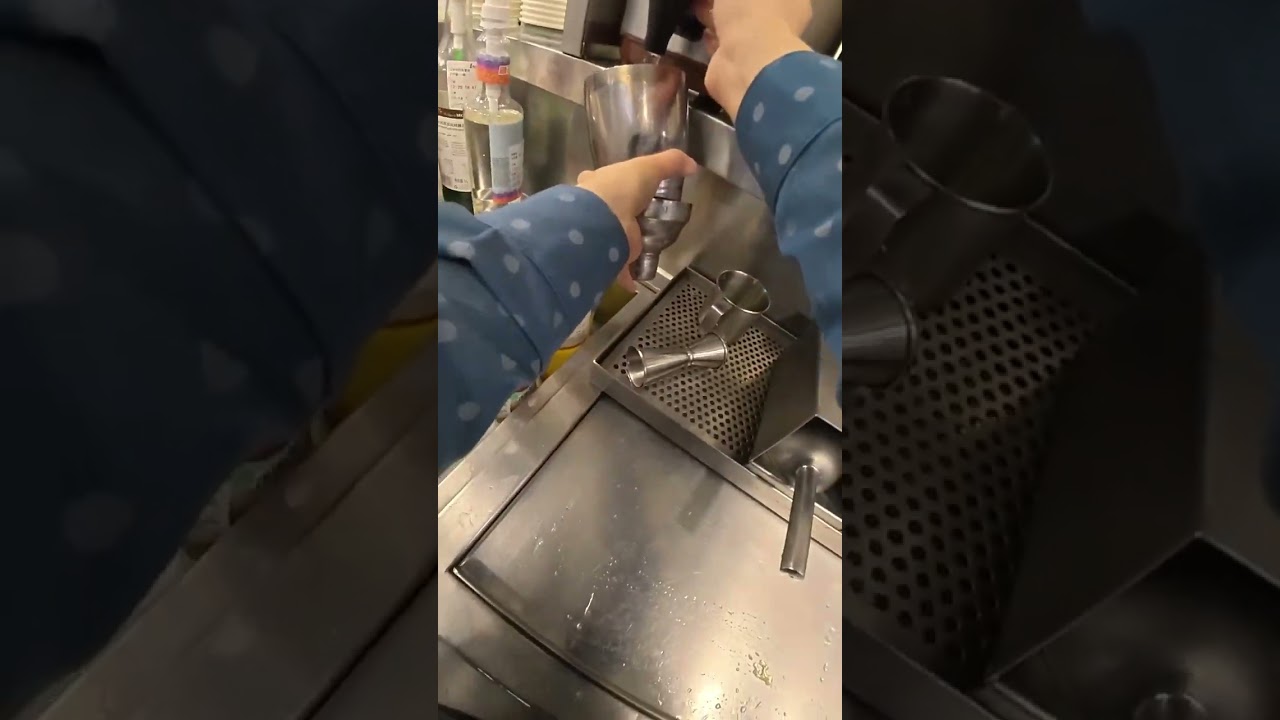 I work part-time at a coffee shop.