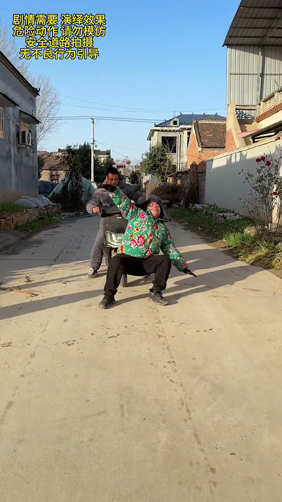 The Tiger women pushed a big wheel only to find that stinky Old Xu was approaching. The Ti