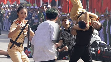 Nữ cảnh sát giao thông xinh đẹp trình diễn khống chế nhiều quái xế trong một phút như trong phim