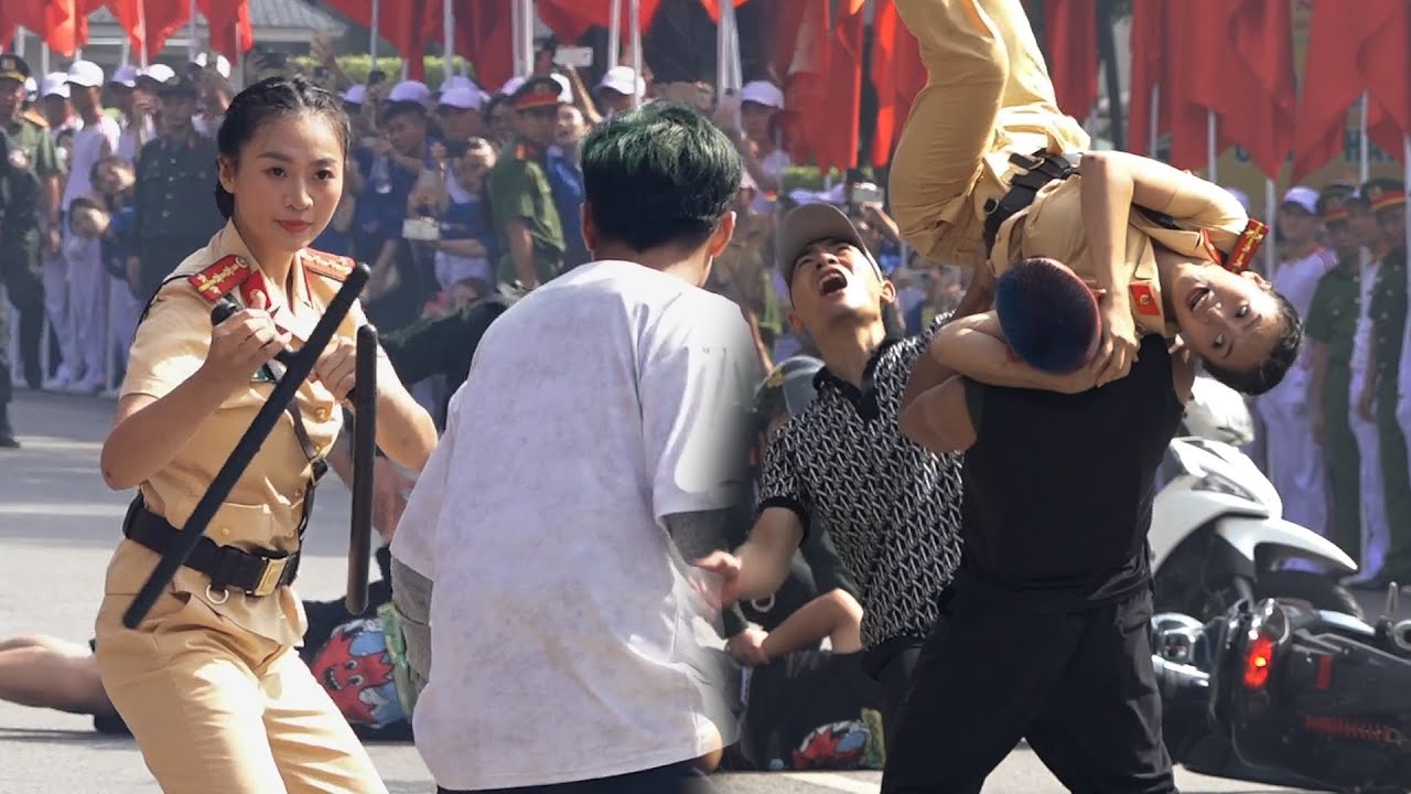 Nữ cảnh sát giao thông xinh đẹp trình diễn khống chế nhiều quái xế trong một phút như trong phim