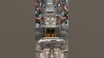 Xưởng sản xuất ô tô bằng robot gắp lắp ráp