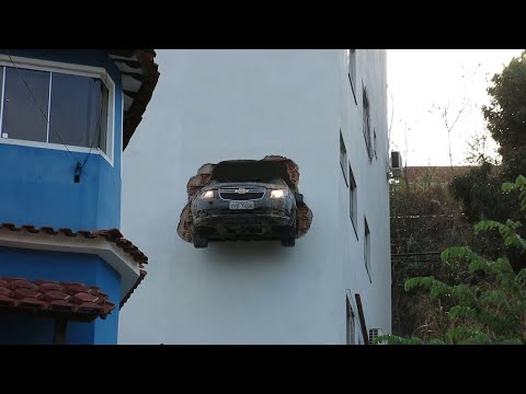 Krenuo u garažu pa proletio kroz zgradu! (VIDEO)