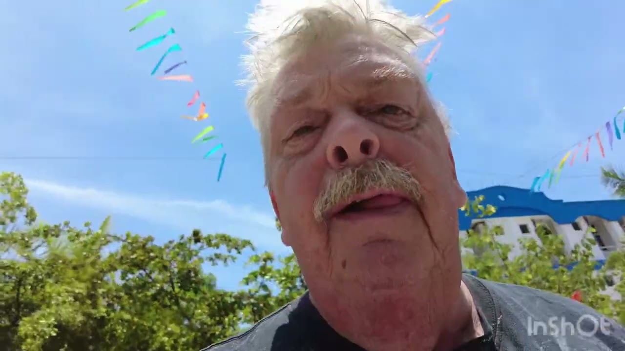 Shopping day!! A walk up and down the main avenue of La Penita