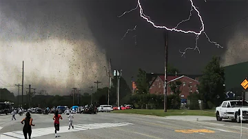Nebraska Tragedy! Tornado Leaves Lincoln in Ruins - Cars and Houses Destroyed