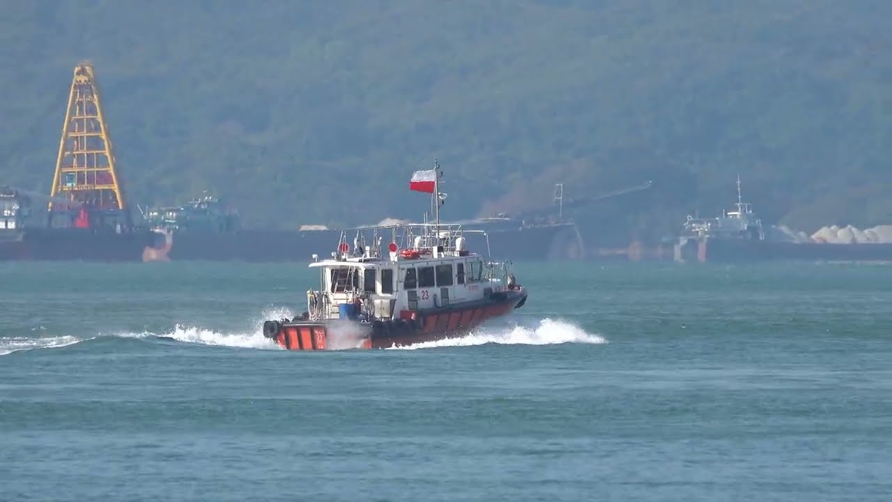 Pilot Vessel《PILOT 23》Crossing the Tsing Ma Bridge in HK 20260202_C0004