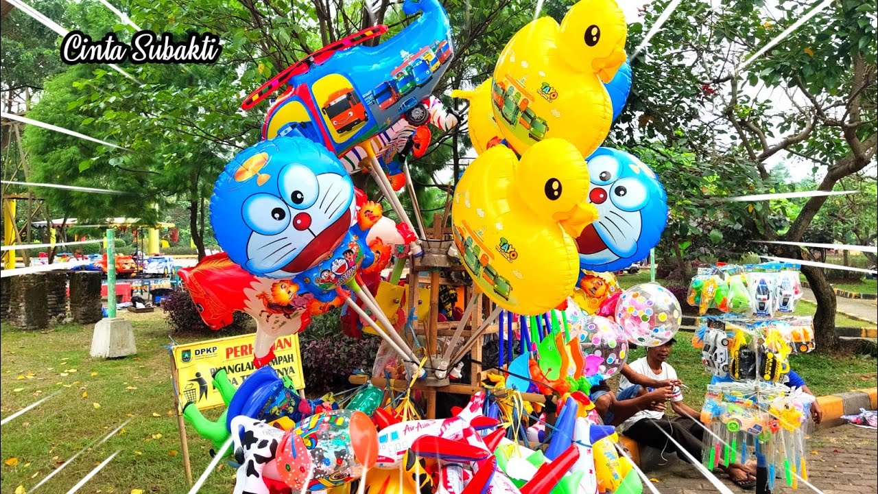 Balita Lucu Beli Balon  Karakter  di  Taman Sampai Bingung 