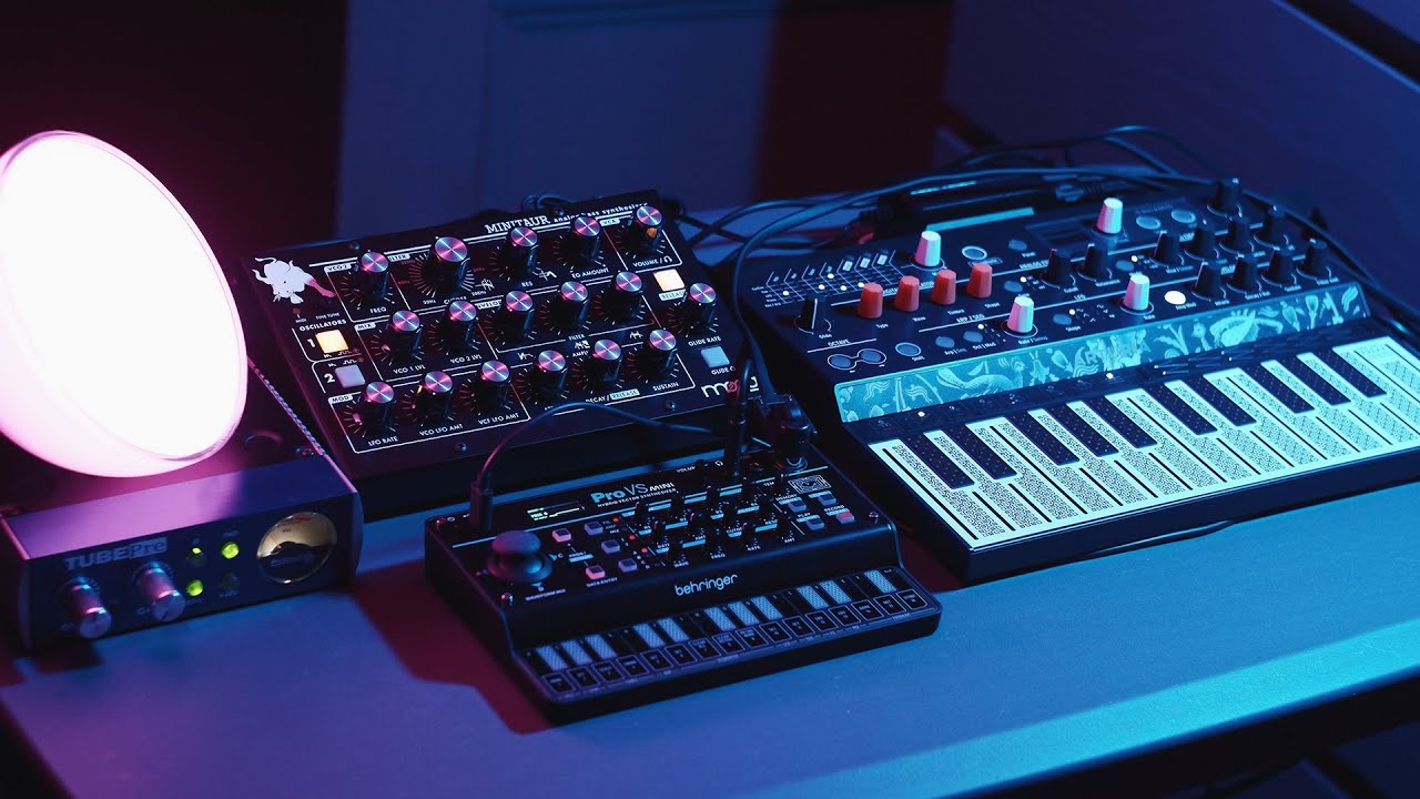 Moog Minitaur / Behringer Pro VS Mini / Arturia Microfreak - Creeping Industrial Cybersynth