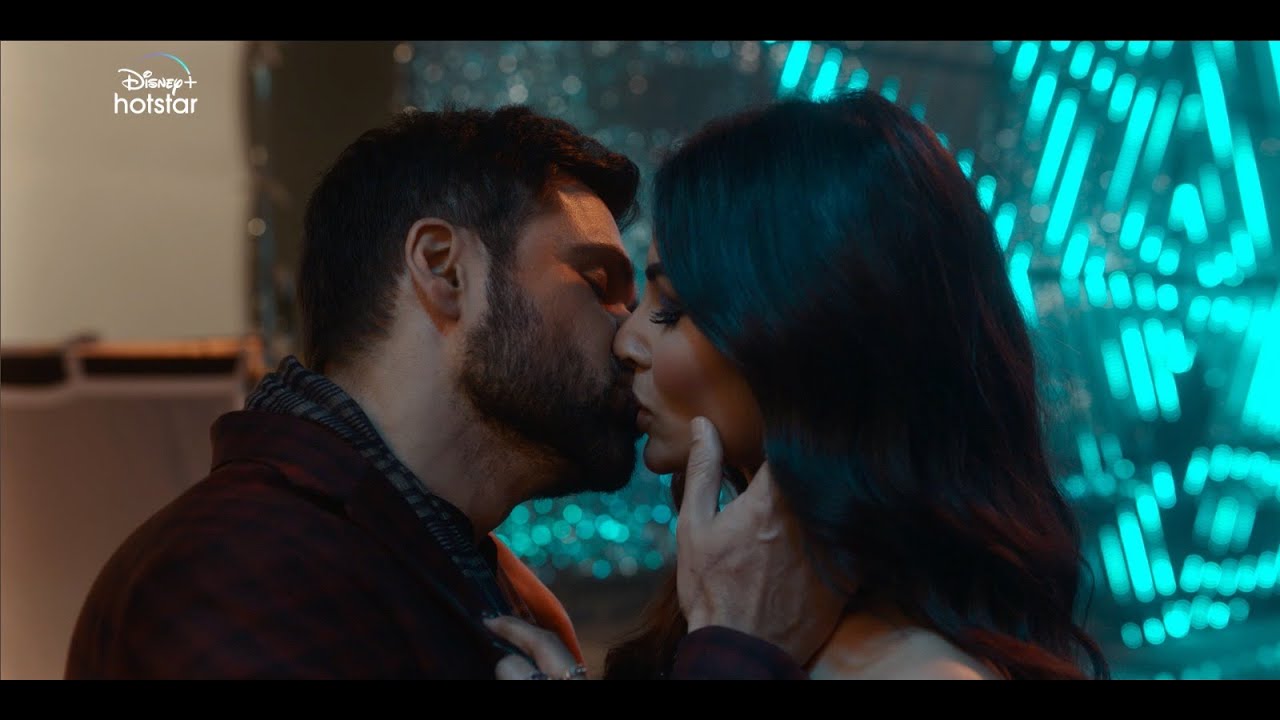 Emraan Hashmi & Mouni Roy's Steamy Kiss in 'Showtime'! - YouTube