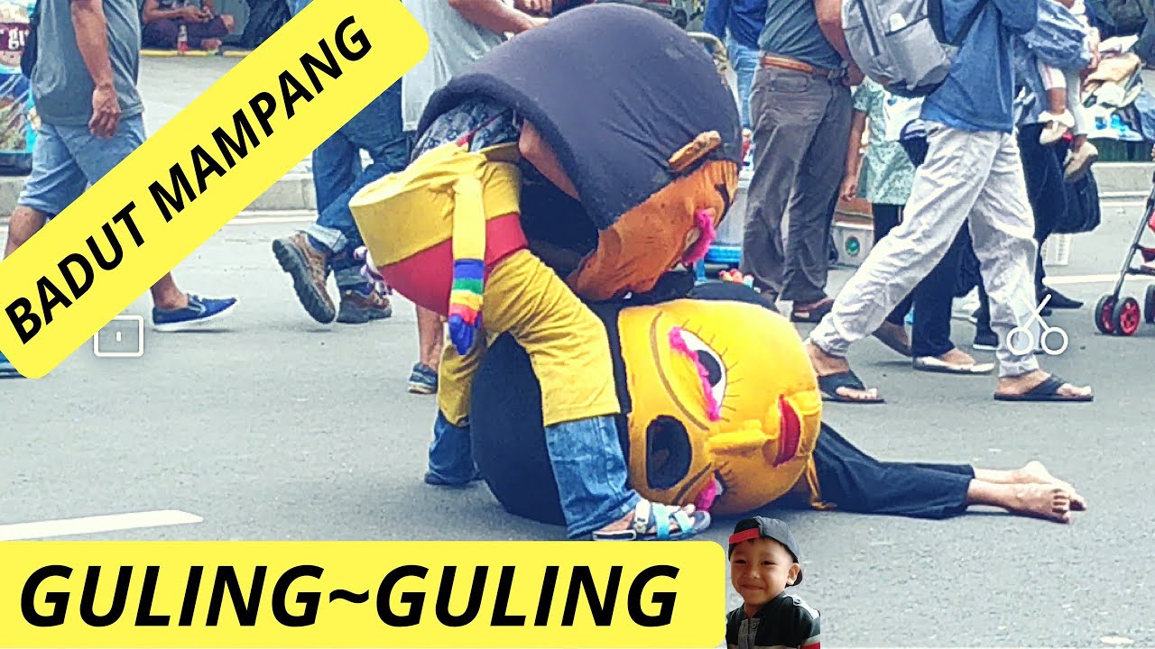 Syafi family🏡badut🐼mampang guling guling🐷 di jalan