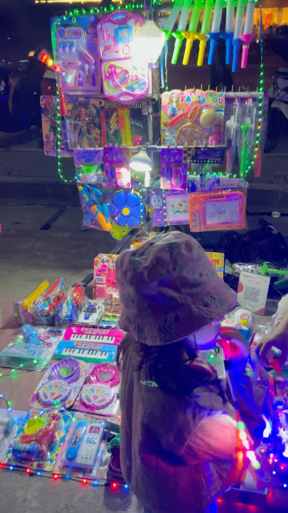 Hore boleh beli mainan lampu terbang warna warni, tapi mau bus tayo 🚌 🚍 🚎 juga ya 🤩😇