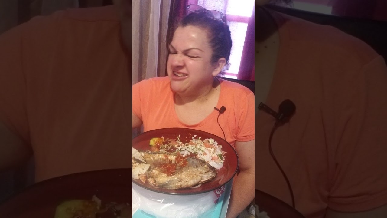 pescado frito y ensalada😋