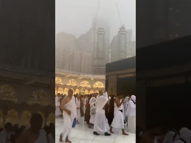 أمطار تهطل على الحرم المكي صباح اليوم الجمعة🌧️