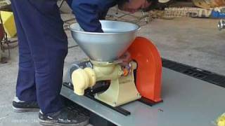 大型13Lホッパー付！高速型の製粉機『こだま号』 の実演