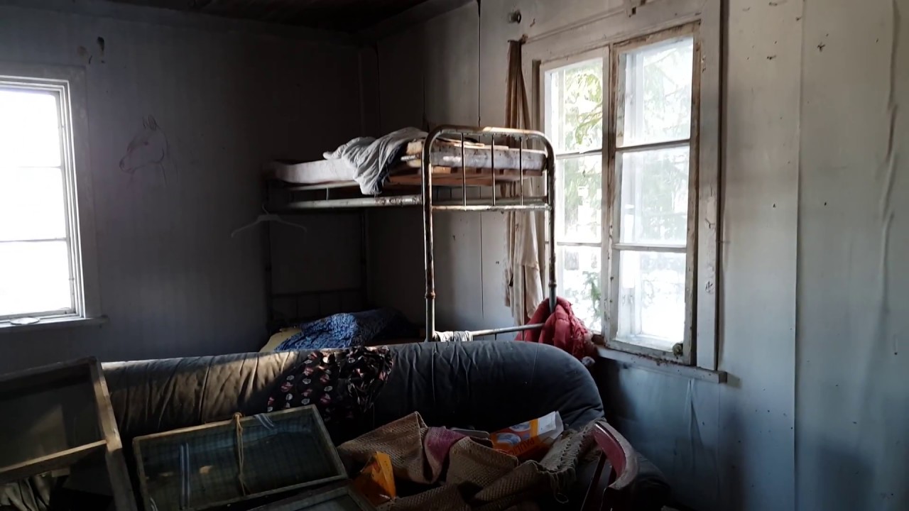Autiotalo hirsimökki maaseudella. 4k 2018 Small abandoned loghouse in countryside. Full of stuff.