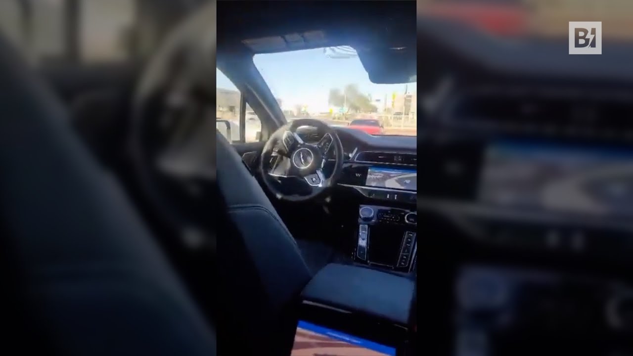 Arizona, taxi senza conducente gira in tondo: passeggero bloccato a bordo