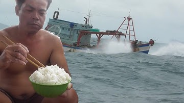Anh Ngư Phủ #55 | Thả Cào Khi Giông Bão • Lựa Cá Trong Mưa Và Bữa Cơm Trên Ghe Đạm Bạc