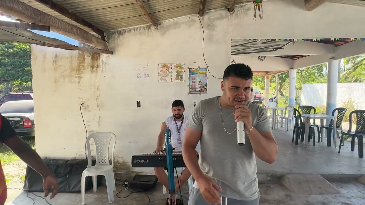 EUDES BRANDÃO CANTANDO UMA SERESTA NA SEGUNDA DA RESSACA EM MANGABEIRA ACARAÚ 